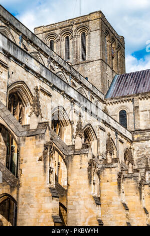 L'archi rampanti e la torre della cattedrale di Winchester, Hampshire, Inghilterra, Regno Unito Foto Stock