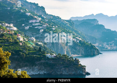 La Costiera Amalfitana con promontori rocciosi al mare Mediterraneo, Italia Foto Stock