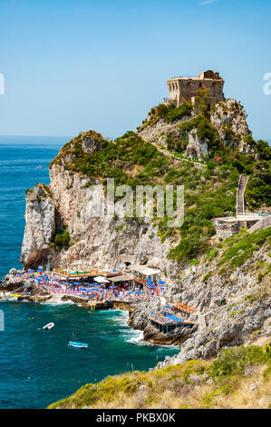 La spiaggia di Capo di Conca sul Mare Mediterraneo a Conca dei Marini, Salerno, Campania, Italia Foto Stock