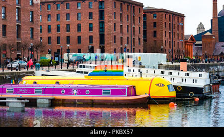 Sottomarino Giallo e il burlone di Gotham City imbarcazioni strette nella Royal Albert Dock di Liverpool, in Inghilterra, Regno Unito Foto Stock