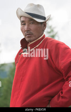 Mongolian wrestling concorrenza vicino al lago Khovsgol, Mongolia. Il zasuul (pullman). Foto Stock