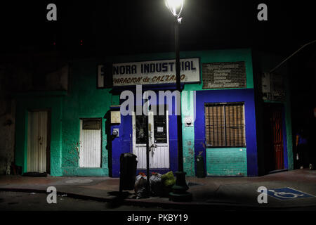 Sonora attività industriale dedicato alla riparazione di calzature. Una notte nel centro storico di Hermosillo, Sonora, Messico. (Foto: Luis Gutierrez Foto Stock