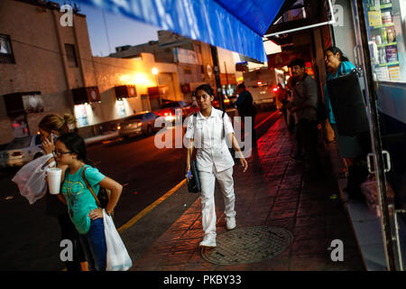 La gente in attesa per il trasporto urbano. personas esperan al trasporte urbano. infermiere, infermiere studente enfermera, estuduente de enfermeria. Vida cotidiana en Foto Stock
