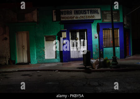 Sonora attività industriale dedicato alla riparazione di calzature. Una notte nel centro storico di Hermosillo, Sonora, Messico. (Foto: Luis Gutierrez Foto Stock
