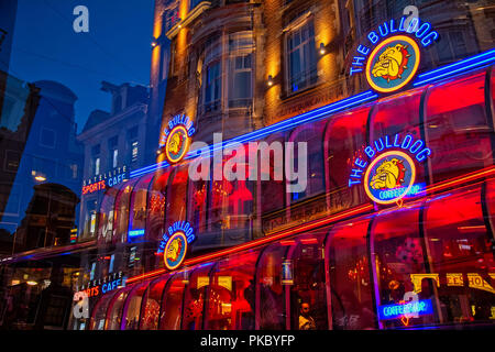 Amsterdam, Paesi Bassi - 7 Luglio 2018: il famoso il caffè Bulldog in una esposizione multipla nella città di Amsterdam, Paesi Bassi Foto Stock