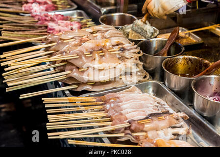 Cucina tradizionale Cinese presso il famoso mercato alimentare nel quartiere musulmano; Xian, Provincia di Shaanxi, Cina Foto Stock