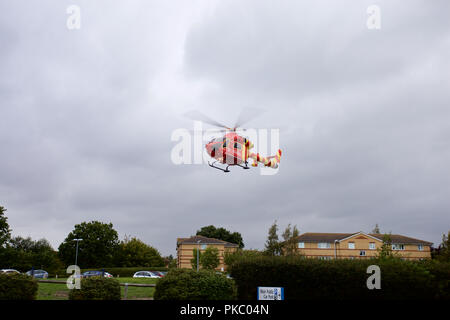 Un MD902 Explorer di proprietà di e gestito da Essex e Herts Air Ambulance in atterraggio a Colchester General Hospital con un ferito a bordo. Foto Stock