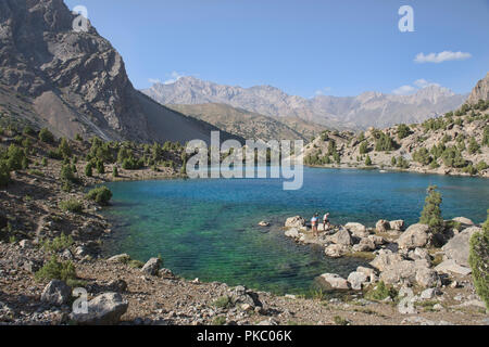 Godendo della splendida Alauddin laghi, Fann montagne, Tagikistan. Foto Stock