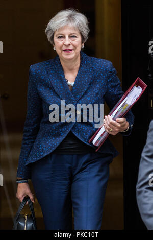 Londra, Regno Unito. Xii Sep, 2018. Il primo ministro Theresa Maggio lascia 10 di Downing Street per frequentare il primo ministro di domande nella casa di Commons. Credito: Mark Kerrison/Alamy Live News Foto Stock