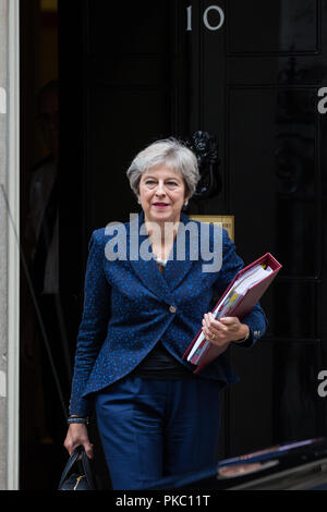 Londra, Regno Unito. Xii Sep, 2018. Il primo ministro Theresa Maggio lascia 10 di Downing Street per frequentare il primo ministro di domande nella casa di Commons. Credito: Mark Kerrison/Alamy Live News Foto Stock