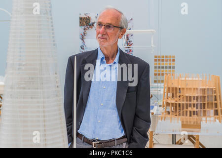 Londra, Regno Unito. Xii Sep, 2018. Renzo Piano con modelli per la Shard - Renzo Piano: la tecnica di fabbricazione di edifici del Gabrielle Jungels-Winkler Gallerie dell'Accademia Reale delle Arti. Il pianoforte è un architetto e Honorary Royal Academicianand questo è il primo sondaggio di hiss carriera che si terrà a Londra dal 1989 - facenti parte del 250 anniversario della Royal Academy. Credito: Guy Bell/Alamy Live News Foto Stock