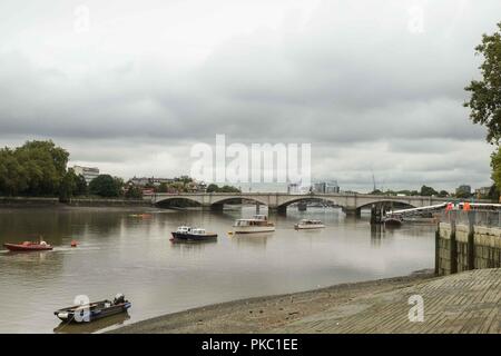 Londra, 12 settembre 2018. Scialbo e oltre il cast mattina a Putney Bridge, a sud-ovest di Londra. Credito : Claire Doherty/Alamy Live News Foto Stock