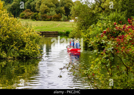 Canoisti sul Fiume Tamigi vicino Lechlade-on-Thames, Gloucestershire, UK. Foto Stock