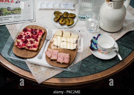 11 settembre 2018, della Renania settentrionale-Vestfalia, Essen: la colazione è su un tavolo. Essa è stata preparata da un infermiere ambulatoriale. Foto: Jana Bauch/dpa Foto Stock