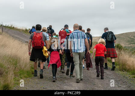 8 settembre 2018 - Leicester, Clackmannanshire, Regno Unito - un gruppo di escursionisti che si vede salendo su un percorso in una valle del Ochil Hills durante il tragitto a piedi...membri entusiasti di Leicester venuto fuori per il supporto di un ente di beneficenza a piedi che ha preso i partecipanti da Leicester, attraverso le Ochil Hills prima di fermarsi al Sheriffmuir Inn in Stirlingshire. Tutti i fondi sono andati a fino a e i costi generali di funzionamento delle cose nel villaggio. (Credito Immagine: © Stewart Kirby/SOPA immagini via ZUMA filo) Foto Stock