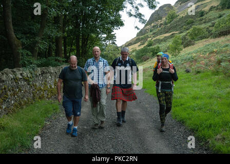 8 settembre 2018 - Leicester, Clackmannanshire, Regno Unito - un gruppo di escursionisti visto avente una chat come essi ascendere le Ochil Hiills. ..Membri entusiasti di Leicester venuto fuori per il supporto di un ente di beneficenza a piedi che ha preso i partecipanti da Leicester, attraverso le Ochil Hills prima di fermarsi al Sheriffmuir Inn in Stirlingshire. Tutti i fondi sono andati a fino a e i costi generali di funzionamento delle cose nel villaggio. (Credito Immagine: © Stewart Kirby/SOPA immagini via ZUMA filo) Foto Stock