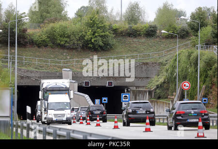 12 settembre 2018, Meclemburgo-Pomerania, Rostock: 12 settembre 2018, Rostock, Germania: macchine che passano attraverso il tunnel di Warnow. In Germania il primo finanziato da privati per la costruzione di strade progetto andò in funzionamento da 15 anni fa. Nel 2017, una media di 11,715 automobili passata attraverso il pedaggio tunnel ogni giorno; nel 2016 la cifra era 11,537. 25.000 veicoli al giorno sono stati inizialmente stimati. Foto: Bernd Wüstneck/dpa Foto Stock