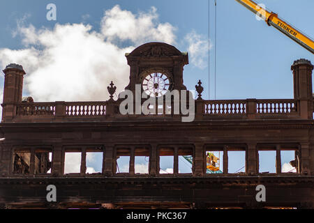 Belfast, Regno Unito. Xii Sep 2018. Ispettori edili indagare su eventuali danni alle rovine del palazzo della Banca dove Primark store è stato distrutto da un incendio Credito: Bonzo Alamy/Live News Foto Stock