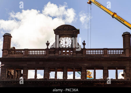 Belfast, Regno Unito. Xii Sep 2018. Ispettori edili indagare su eventuali danni alle rovine del palazzo della Banca dove Primark store è stato distrutto da un incendio Credito: Bonzo Alamy/Live News Foto Stock