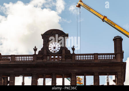 Belfast, Regno Unito. Xii Sep 2018. Ispettori edili indagare su eventuali danni alle rovine del palazzo della Banca dove Primark store è stato distrutto da un incendio Credito: Bonzo Alamy/Live News Foto Stock