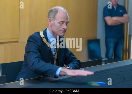 Dun Laoghaire, Irlanda. 12 Settembre, 2018. dlr LexIcon accoglie award-winning demenza cura la tecnologia Tovertafel. Cllr Ossian Smyth Mairead Owens Chris Baird Credito: Fabrice Jolivet Credito: Fabrice Jolivet Fotografia/Alamy Live News Foto Stock