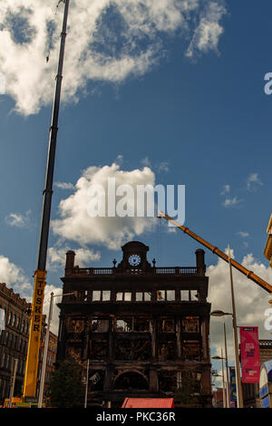 Belfast, Regno Unito. Xii Sep 2018. Ispettori edili indagare su eventuali danni alle rovine del palazzo della Banca dove Primark store è stato distrutto da un incendio Credito: Bonzo Alamy/Live News Foto Stock