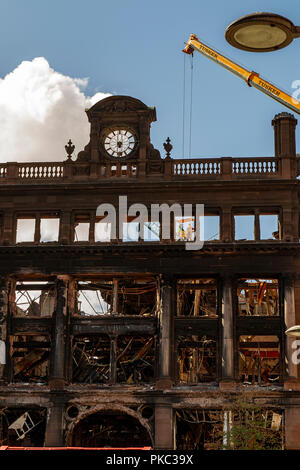 Belfast, Regno Unito. Xii Sep 2018. Ispettori edili indagare su eventuali danni alle rovine del palazzo della Banca dove Primark store è stato distrutto da un incendio Credito: Bonzo Alamy/Live News Foto Stock