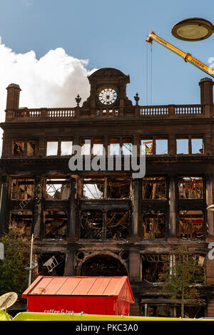 Belfast, Regno Unito. Xii Sep 2018. Ispettori edili indagare su eventuali danni alle rovine del palazzo della Banca dove Primark store è stato distrutto da un incendio Credito: Bonzo Alamy/Live News Foto Stock