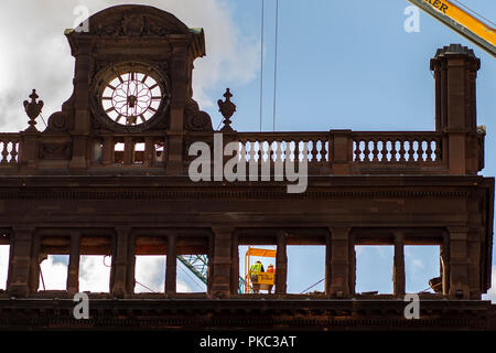 Belfast, Regno Unito. Xii Sep 2018. Ispettori edili indagare su eventuali danni alle rovine del palazzo della Banca dove Primark store è stato distrutto da un incendio Credito: Bonzo Alamy/Live News Foto Stock