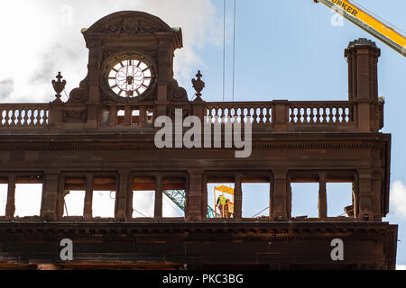 Belfast, Regno Unito. Xii Sep 2018. Ispettori edili indagare su eventuali danni alle rovine del palazzo della Banca dove Primark store è stato distrutto da un incendio Credito: Bonzo Alamy/Live News Foto Stock