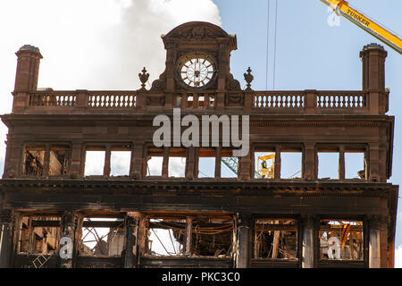 Belfast, Regno Unito. Xii Sep 2018. Ispettori edili indagare su eventuali danni alle rovine del palazzo della Banca dove Primark store è stato distrutto da un incendio Credito: Bonzo Alamy/Live News Foto Stock