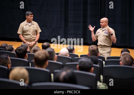 Busan, Corea del Sud. Decimo Sep, 2018. JINHAE, Repubblica di Corea (sett. 11, 2018), Vice Capo di operazioni navali Adm. Bill Moran e Master Chief Sottufficiali della Marina Russell Smith parlare ai marinai durante un tutte le mani con la chiamata al comandante, le attività della flotta Chinhae. Moran e Smith sono su una visita di routine della penisola coreana per impegnarsi con i marinai e la chiave Repubblica di Corea la leadership della Marina a sostegno dell'U.S-ROK alleanza. (U.S Navy foto di comunicazione di massa Specialist 1a classe Ciad M. Butler/rilasciato)180911-N-KT595-162 US Navy via globallookpress.com (credito Immagine: © Us Navy/Russi Foto Stock