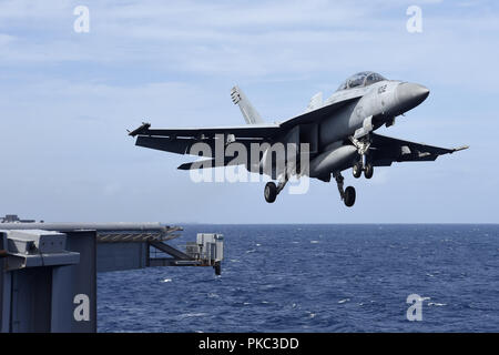 Oceano Atlantico. Undicesimo Sep, 2018. Oceano atlantico (sett. 11, 2018) Un F/A-18F Super Hornet assegnato alla Red dissodatori di Strike Fighter Squadron (VFA) 11 lancia dal ponte di volo a bordo della Nimitz-class portaerei USS Harry Truman (CVN 75). Harry Truman è in conduzione il supporto delle operazioni in Atlantico. (U.S. Foto di Marina di Massa lo specialista di comunicazione 2a classe Anthony Flynn/rilasciato)180911-N-PE636-0120 US Navy via globallookpress.com Credito: US Navy/Russo/Look ZUMA filo/Alamy Live News Foto Stock