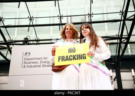 Londra, Regno Unito. Xii Sep 2018. 12/09/2018 100 donne contro Fracking, Piazza del Parlamento Credito: Natasha Quarmby/Alamy Live News Foto Stock