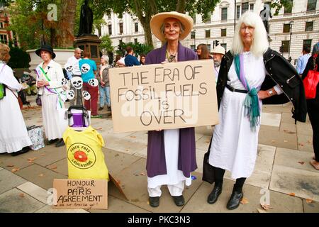 Londra, Regno Unito. Xii Sep 2018. 12/09/2018 100 donne contro Fracking, Piazza del Parlamento Credito: Natasha Quarmby/Alamy Live News Foto Stock