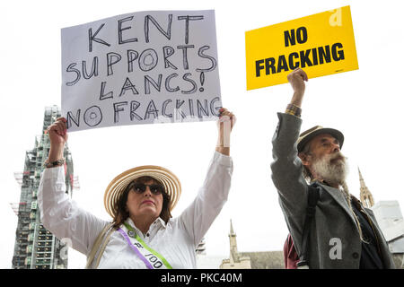 Londra, Regno Unito. 12 Settembre, 2018. Donne provenienti da tutto il Regno Unito e i loro sostenitori di tenere un 100donne rally in piazza del Parlamento per onorare il Suffragettes e per attirare l'attenzione sulla mancanza di democrazia in locali di ribaltamento voti contro fracking. Credito: Mark Kerrison/Alamy Live News Foto Stock
