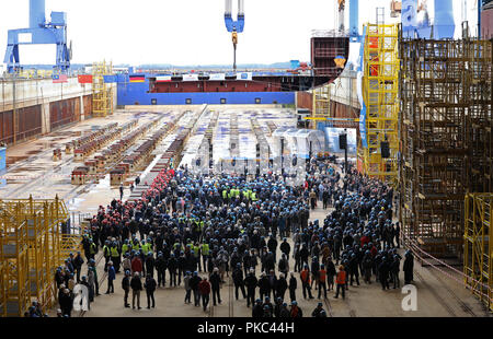 11 settembre 2018, Meclemburgo-Pomerania, Rostock: 11 settembre 2018, Germania, Rostock: la chiglia cerimonia per la prima nave da crociera della classe globale avviene presso i cantieri Warnemuende. Il 'Global 1' sarà in grado di ospitare fino a 9.500 passeggeri, più di qualsiasi altra nave da crociera sul mercato internazionale. Il lussuoso rivestimento sarà 342 metri di lunghezza e 20 ponti di alta. Foto: Bernd Wüstneck/dpa Foto Stock
