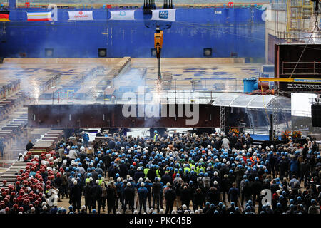 11 settembre 2018, Meclemburgo-Pomerania, Rostock: 11 settembre 2018, Germania, Rostock: la chiglia cerimonia per la prima nave da crociera della classe globale avviene presso i cantieri Warnemuende. Il 'Global 1' sarà in grado di ospitare fino a 9.500 passeggeri, più di qualsiasi altra nave da crociera sul mercato internazionale. Il lussuoso rivestimento sarà 342 metri di lunghezza e 20 ponti di alta. Foto: Bernd Wüstneck/dpa Foto Stock