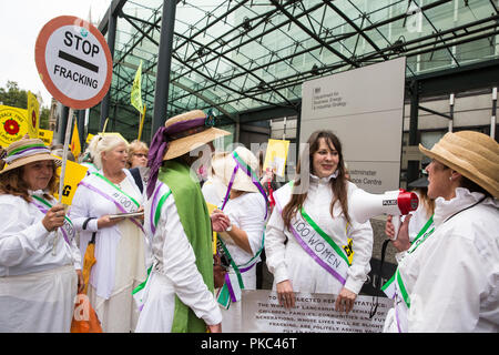 Londra, Regno Unito. 12 Settembre, 2018. Amelia Womack, vice leader del Partito Verde, unisce donne provenienti da tutto il Regno Unito e i loro sostenitori per protestare al di fuori del reparto di business, di energia e di strategia industriale per richiamare l attenzione sulla mancanza di democrazia in locali di ribaltamento voti contro fracking seguendo un 100donne rally in piazza del Parlamento. Credito: Mark Kerrison/Alamy Live News Foto Stock