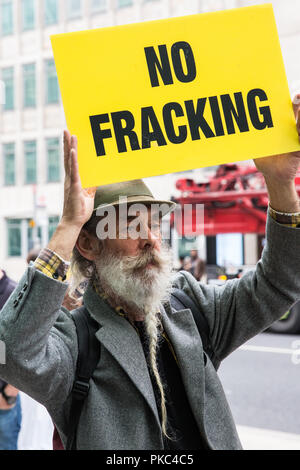 Londra, Regno Unito. 12 Settembre, 2018. Un uomo detiene un 'No Fracking' firmare a sostegno delle donne provenienti da tutto il Regno Unito per protestare al di fuori del reparto di business, di energia e di strategia industriale per richiamare l attenzione sulla mancanza di democrazia in locali di ribaltamento voti contro fracking seguendo un 100donne rally in piazza del Parlamento. Credito: Mark Kerrison/Alamy Live News Foto Stock