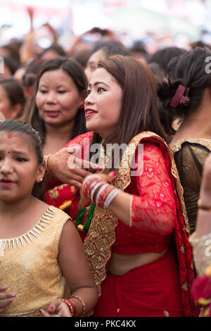 Kathmandu, Nepal - Sep 12,2018: il nepalese donne Indù Dancing at Teej Festival in Kathmandu.Indù donne nepalesi fast e desiderio di una vita prospera del loro coniuge e la famiglia in questo festival.Il festival per le donne, comprendono danze, canti, insieme con gli amici, indossando il rosso, verde o arancione, vestiti, condivisione di cibi festosa Credito: Nabaraj Regmi/Alamy Live News Foto Stock