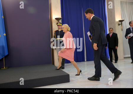 Bucarest, Romania - 12 Settembre 2018: il Primo Ministro olandese Mark Rutte e il suo omologo della Romania Viorica Dancila durante la conferenza stampa congiunta al Victoria Palace di Bucarest. Credito: Gabriel Petrescu/Alamy Live News Foto Stock