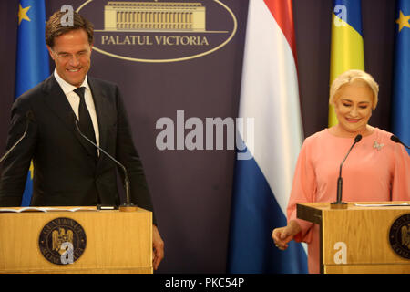 Bucarest, Romania - 12 Settembre 2018: il Primo Ministro olandese Mark Rutte e il suo omologo della Romania Viorica Dancila durante la conferenza stampa congiunta al Victoria Palace di Bucarest. Credito: Gabriel Petrescu/Alamy Live News Foto Stock