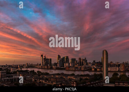 Londra, Regno Unito. 12 Settembre, 2018. Meteo REGNO UNITO: drammatico tramonto su east London compresi Canary Wharf business park di edifici. Credito: Guy Corbishley/Alamy Live News Foto Stock