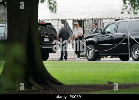 Washington, Stati Uniti d'America. 08 Sep, 2018. Il Presidente degli Stati Uniti, Trump tavole suo per il giro della Papamobile alla Casa Bianca a Washington DC a prendere lui al Trump International Golf Club in sterline Virginia, 8 settembre 2018. Credito: Chris Kleponis/Piscina via CNP | Utilizzo di credito in tutto il mondo: dpa/Alamy Live News Foto Stock