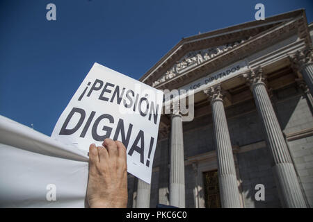 Madrid, Spagna. Xii Sep, 2018. Un poster per le pensioni firmare visto tenuto davanti al Congresso dei deputati durante la protesta.Migliaia di pensionati in Madrid dimostrare contro la discesa delle pensioni e sorge nel CPI. Credito: Lito Lizana/SOPA Immagini/ZUMA filo/Alamy Live News Foto Stock