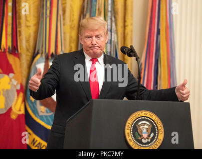 Washington, Stati Uniti d'America. Xii Sep, 2018. Il Presidente degli Stati Uniti, Trump conclude il suo commento al Congressional Medal of Honor Society Ricevimento nella Sala Est della Casa Bianca di Washington, DC il mercoledì 12 settembre, 2018. Credito: Ron Sachs/CNP | Utilizzo di credito in tutto il mondo: dpa/Alamy Live News Foto Stock