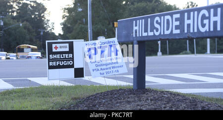 Durham, North Carolina, Stati Uniti d'America. Xii Sep, 2018. Segno per un evacuazione rifugio istituito in previsione dell'uragano Firenze presso la collina alta scuola in Durham, N.C. Mercoledì 12 Settembre, 2018. Credito: Fabian Radulescu/ZUMA filo/Alamy Live News Foto Stock