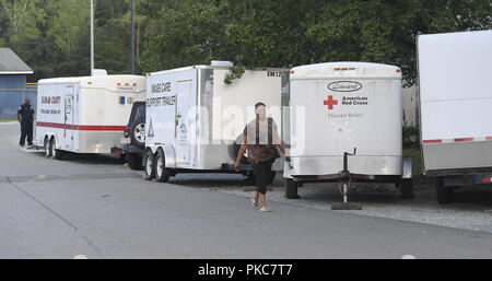 Durham, North Carolina, Stati Uniti d'America. Xii Sep, 2018. Sollievo infrastruttura installata presso la Collina Alta Scuola rifugio di evacuazione in previsione di uragano Florence in Durham, N.C. Mercoledì 12 Settembre, 2018. Credito: Fabian Radulescu/ZUMA filo/Alamy Live News Foto Stock