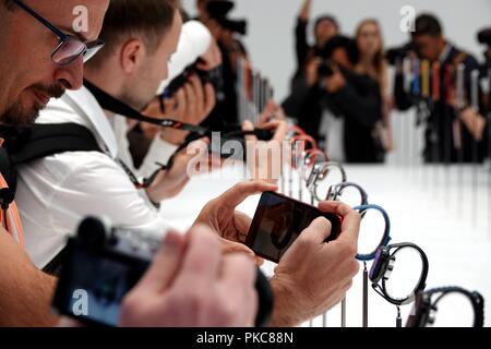 Cupertino, Stati Uniti d'America. Xii Sep, 2018. La gente a prendere le foto di Apple Guarda serie 4 durante una dimostrazione della nuova rilasciato i prodotti Apple in seguito al lancio di evento a Steve Jobs teatro in Cupertino, Stati Uniti sul Sett. 12, 2018. Credito: Wu Xiaoling/Xinhua/Alamy Live News Foto Stock